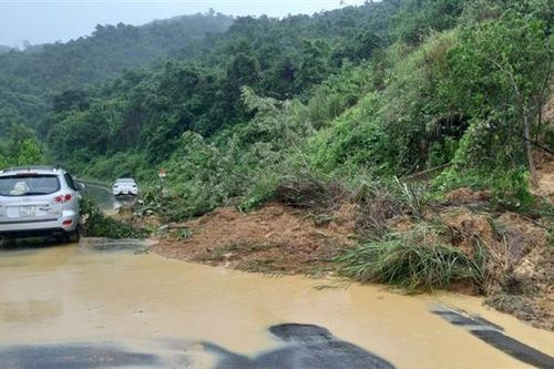 Mưa lũ chia cắt quốc lộ ở Phú Yên, nguy cơ sạt lở tại Đắk Lắk
