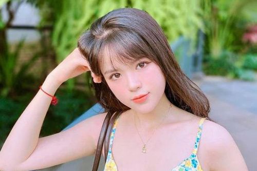 MC Hà Đan: Nhan sắc 'hack tuổi' như học sinh