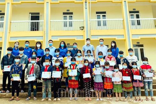 Trao học bổng, tặng nhiều phần quà cho học sinh huyện Mường Nhé