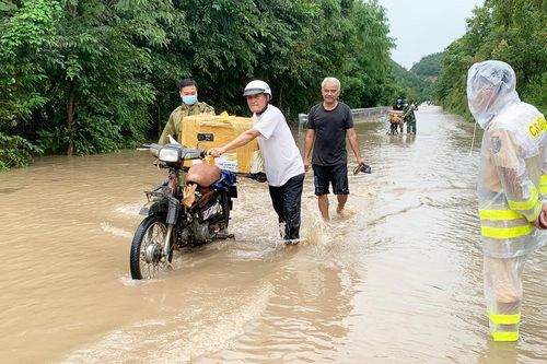 Quốc lộ 25, đoạn qua đèo Tô Na bị chia cắt do mưa lũ