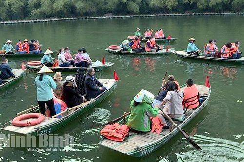 Đoàn đại biểu Hội nghị thông báo khảo cổ học toàn quốc tham quan Khu du lịch sinh thái Tràng An
