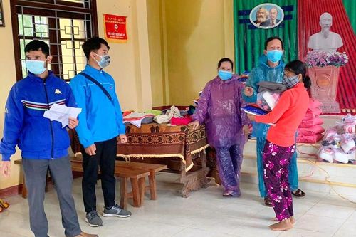 Chính trị - Xã hội An sinh xã hội Trao 100 suất quà cho người dân A Lưới bị ảnh hưởng bởi dịch bệnh