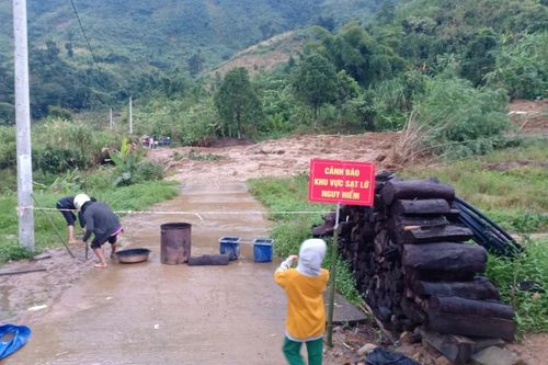 Nam Trà My lại sạt lở, cả quả đồi lớn đổ ập xuống gần nhà dân