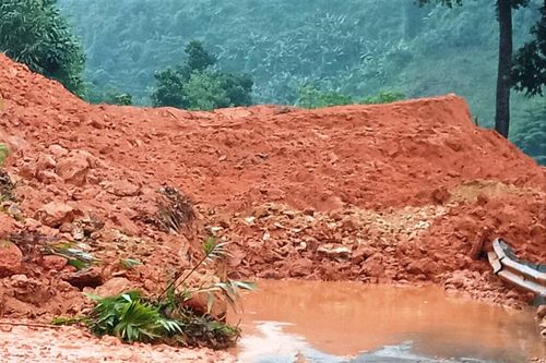Quảng Nam: Lại xảy ra sạt lở núi, khiến một số xã bị cô lập