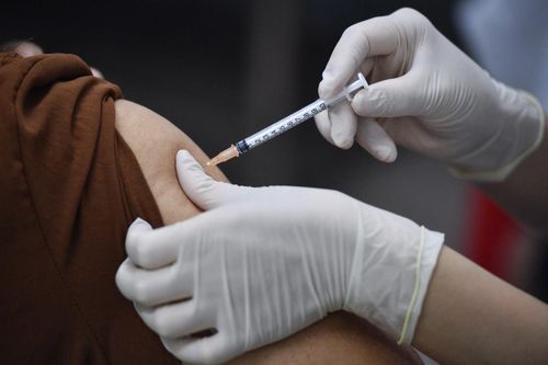 Hà Nội tạm dừng tiêm 2 lô vaccine Pfizer gia hạn