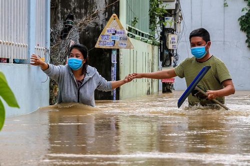 Nước lũ dâng ngập giường ngủ người dân Nha Trang