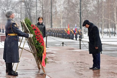 Chủ tịch nước viếng lăng Lenin trong mưa tuyết Moscow