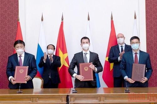 Lãnh đạo Việt-Nga chứng kiến lễ ký, trao đổi nhiều văn kiện hợp tác