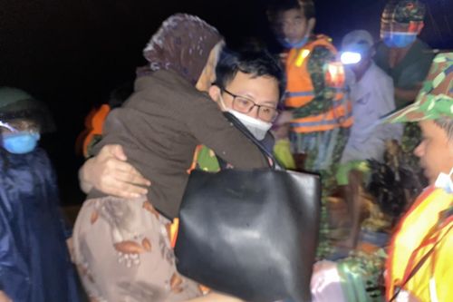 Trắng đêm cứu dân trong lũ dữ ở Phú Yên