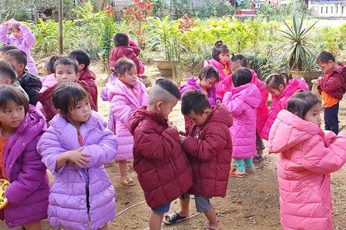Bắc Trung bộ: Lo tránh rét cho trẻ em vùng cao