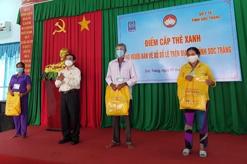 Sóc Trăng cấp thẻ xanh cho người bán vé số dạo
