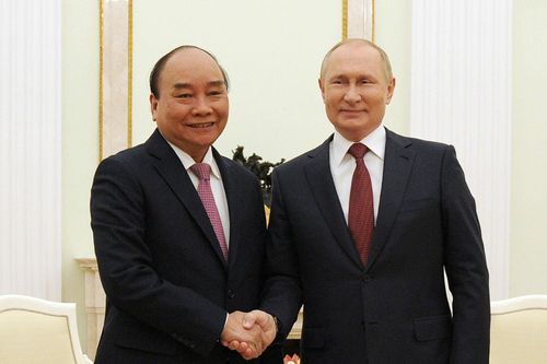 Hình ảnh Chủ tịch nước Nguyễn Xuân Phúc hội đàm với Tổng thống Nga Putin