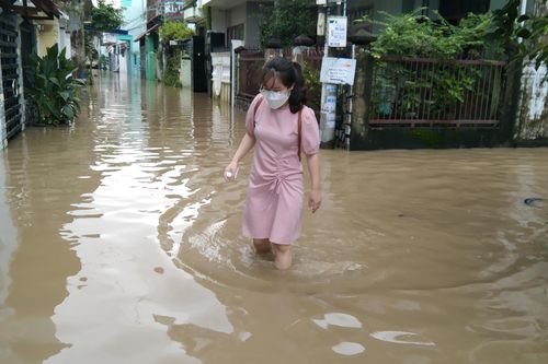 Mưa lũ ở Phú Yên làm 4 người chết, TP Tuy Hòa bị nước bủa vây