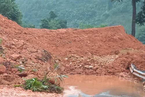 Sạt lở đồi ở Quảng Nam, nhiều xã bị cô lập