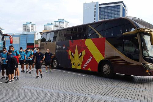 Tuyển Việt Nam đổ bộ Singapore, sẵn sàng bảo vệ ngôi vương AFF Cup