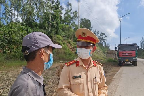 Giả danh Phó trưởng phòng CSGT để gạ gẫm 37 triệu tiền 'chung chi'