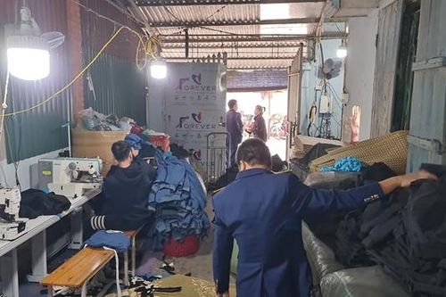 Phát hiện cơ sở gia công gần 2.000 áo khoác nam giả nhãn hiệu Adidas