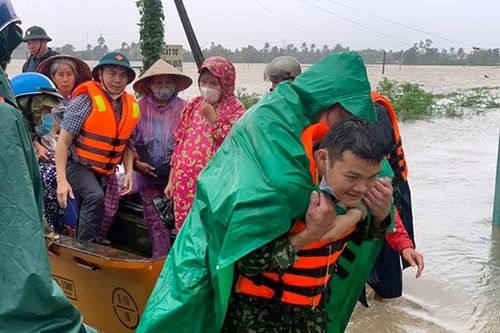 Mưa lớn tại Bình Định, Phú Yên, 3 người chết, hàng chục ngàn nhà dân ngập trong nước