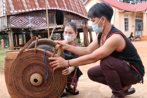 Gia Lai: Độc đáo những 'chiếc áo' tinh xảo giành riêng cho cồng chiêng