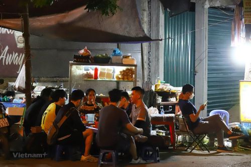 Hà Nội: Nhiều hàng quán 'phớt lờ' quy định phòng chống dịch