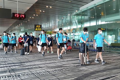 Tuyển Việt Nam đã tới Singapore, sẵn sàng bảo vệ chức vô địch AFF Cup