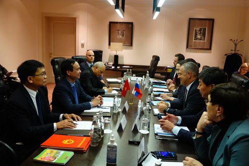 Chủ tịch UBND tỉnh Quảng Trị Võ Văn Hưng làm việc với Tổng Giám đốc Gazprom International tại Liên bang Nga