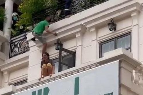TPHCM: Nghẹt thở giải cứu cô gái có ý định nhảy lầu tự tử