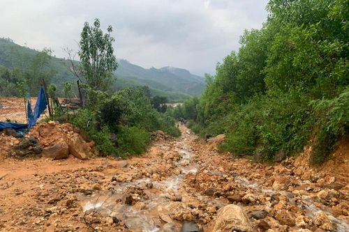 Quảng Ngãi: Lũ quét kèm sạt lở tàn phá huyện miền núi, người dân di dời khẩn cấp