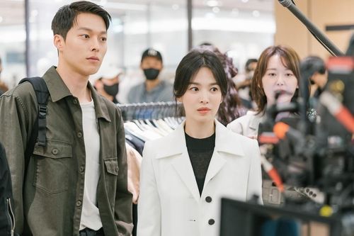 Song Hye Kyo cực xứng đôi với Jang Ki Yong trong loạt ảnh hậu trường vừa công bố