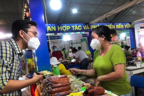 Hàng trăm đặc sản vùng miền 'đổ bộ' Sài Gòn sau dịch