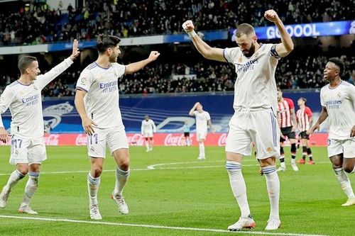 Benzema hóa người hùng, Real củng cố ngôi đầu