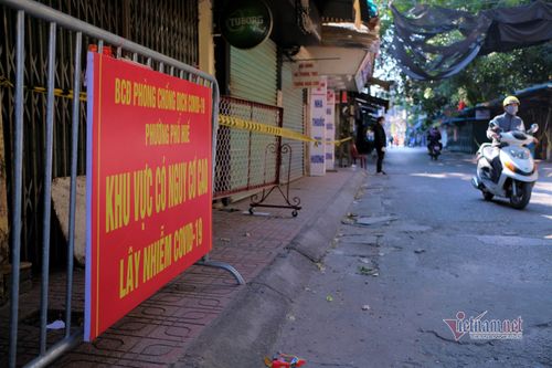 Hà Nội dựng rào phong tỏa khu tập thể ở Phố Huế liên quan 57 ca F0