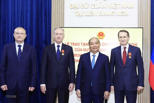 Chủ tịch nước trao huân chương cho lãnh đạo quân đội, an ninh LB Nga