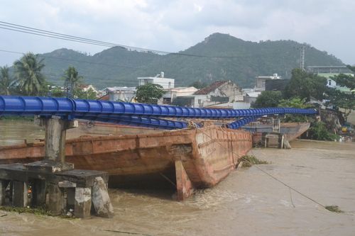 Khánh Hòa: Đã khắc phục sự cố vỡ đường ống nước sạch do sà lan đâm