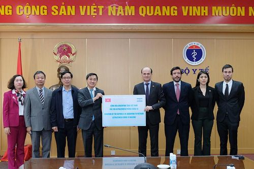 Tiếp nhận 500.000 liều vaccine phòng COVID-19 do Argentina trao tặng