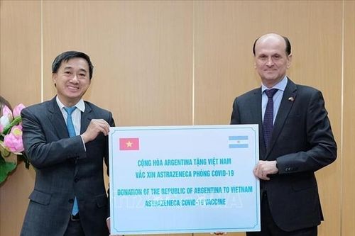 Bộ Y tế tiếp nhận 500.000 liều vaccine phòng COVID-19 do Argentina trao tặng