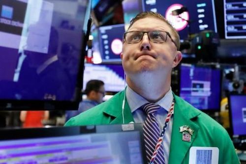 Dow Jones mất 460 điểm khi Mỹ có ca nhiễm Omicron đầu tiên