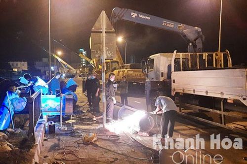 Xuyên đêm khắc phục sự cố tuyến ống cấp nước ở cầu Hà Ra