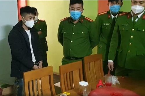 Bí ẩn trong lớp thạch cao trên trần quán karaoke