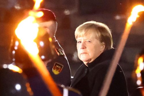 Bà Merkel rời nhiệm sở trong ánh đuốc của đại quân lễ
