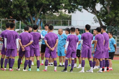 Tuyển Việt Nam luyện bài đối kháng cho trận ra quân