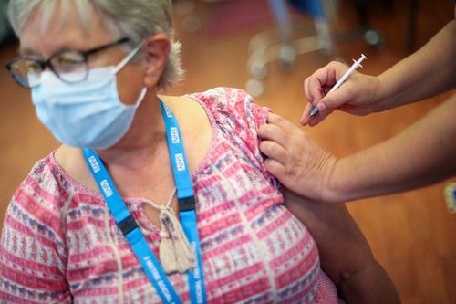 Anh: Tiêm mũi tăng cường bằng vaccine mRNA mang lại kháng thể cao nhất