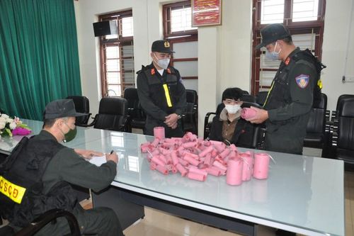 Cảnh sát cơ động Hải Dương bắt giữ đối tượng vận chuyển hơn 10kg pháo nổ trái phép