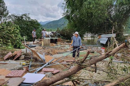 Gượng dậy sau dịch, mưa lũ lịch sử khiến người miền Trung thêm trắng tay