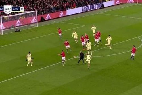 Vì sao bàn thắng của Smith Rowe ở trận MU vs Arsenal được công nhận?