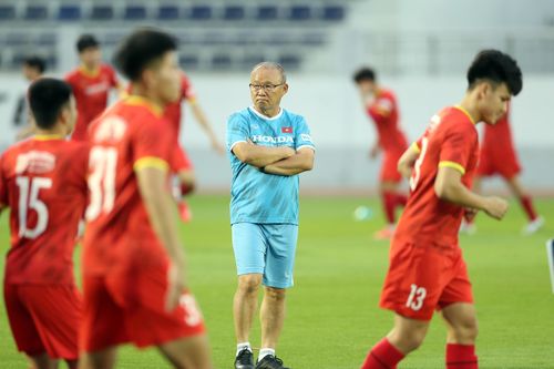 HLV Park Hang-seo: 'Tuyển Việt Nam phải ăn thịt gà 3 ngày liền, tinh thần bị ảnh hưởng'