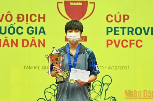 Mai Ngọc vô địch đơn nữ ở tuổi 17