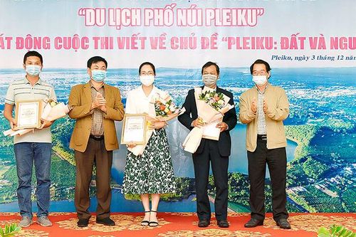 Trao giải cuộc thi viết chủ đề 'Du lịch Phố núi Pleiku'
