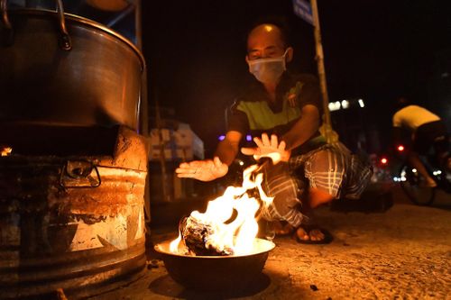 Người TP.HCM đốt lửa sưởi ấm trong cái lạnh 19 độ C