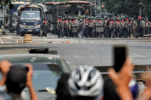 Xe quân sự Myanmar lao vào người biểu tình, 5 người thiệt mạng